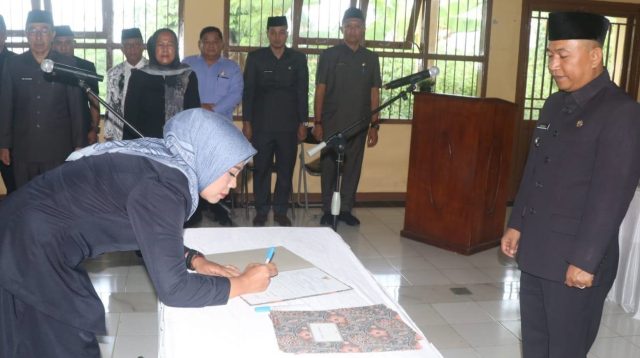 Wakil Bupati Sukabumi, H. Andreas, resmi melantik sekaligus mengambil sumpah/janji penugasan guru sebagai kepala sekolah di lingkungan Dinas Pendidikan Kabupaten Sukabumi.