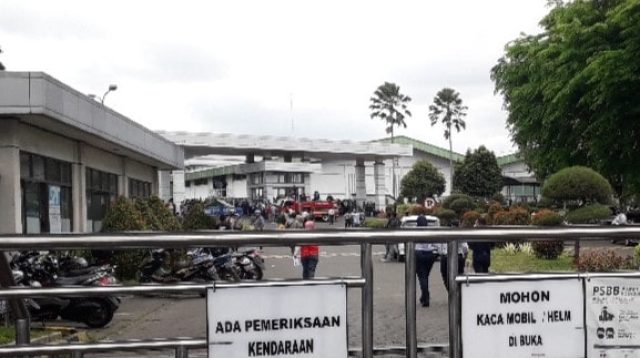 Seorang pria yang mengaku sebagai wartawan diduga menipu 15 warga Cibadak dengan janji palsu bisa masuk kerja ke PT GSI. Uang puluhan juta rupiah pun raib, sementara pelaku menghilang. Kasus ini kini ditangani Polsek Cibadak setelah korban resmi melapor. Hati-hati dengan modus lowongan kerja fiktif!