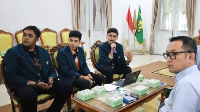 Pemerintah Kabupaten Sukabumi terus memperkuat layanan berbasis digital. Hal itu ditegaskan Sekretaris Daerah Kabupaten Sukabumi, H. Ade Suryaman, SH., MM., saat menghadiri Rapat Koordinasi Pengembangan Aplikasi Sistem Informasi Produksi dan Pantauan Harga Komoditas (SIPANTAU) di Pendopo Sukabumi, Selasa (18/11/2025). Kegiatan ini menjadi langkah strategis untuk meningkatkan transparansi, akuntabilitas, dan efektivitas pengendalian inflasi daerah.