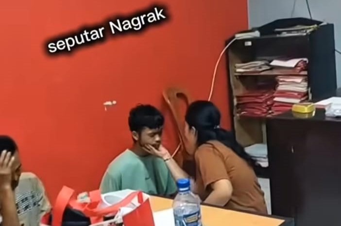 Seorang siswi SMP di Nagrak, Sukabumi, nyaris menjadi korban percobaan rudapaksa di gang sepi saat berangkat sekolah. Kasus ini viral setelah diposting pertama kali oleh akun Facebook Ahmad Afwani. Pelaku, seorang tukang bakso, berhasil diamankan warga.