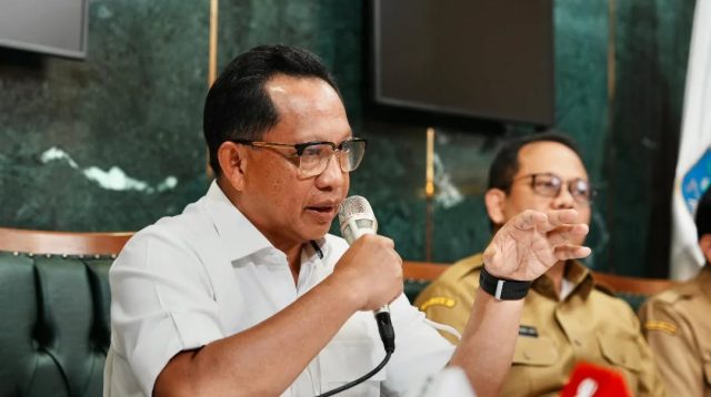 Mendagri Tito Karnavian menjelaskan alasan pemberhentian sementara Bupati Aceh Selatan Mirwan MS yang pergi umrah tanpa izin saat daerahnya darurat bencana. Simak dasar hukum, sanksi, dan imbauannya kepada seluruh kepala daerah.
