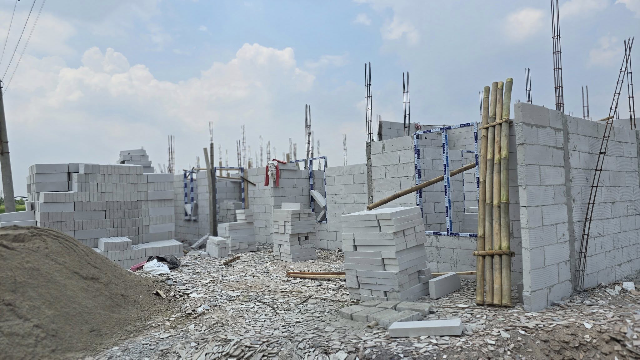 Gubernur Jawa Barat Dedi Mulyadi memperluas moratorium izin perumahan ke seluruh wilayah Jabar guna menekan risiko banjir bandang dan tanah longsor akibat alih fungsi lahan.