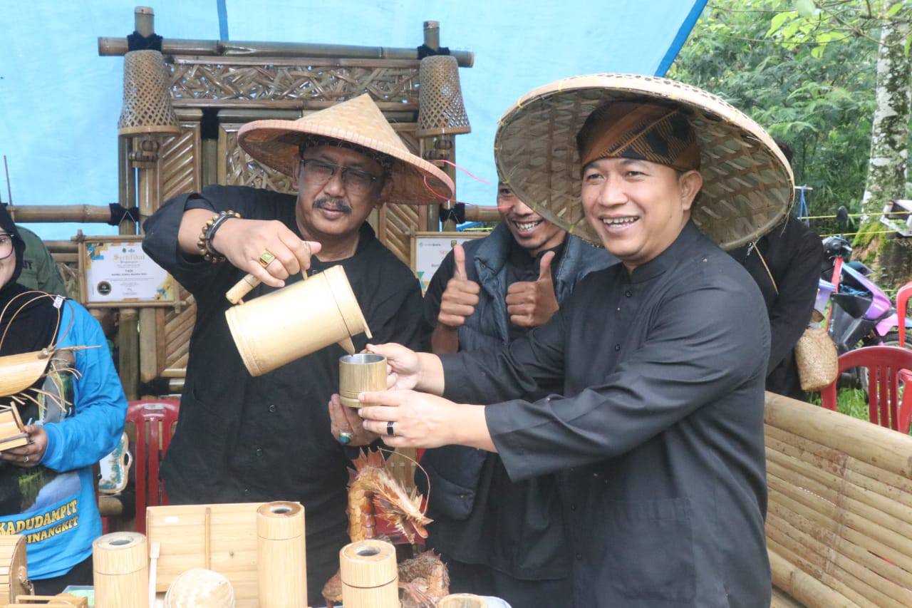 Pemerintah Kabupaten Sukabumi menggelar Festival Eksplorasi Pariwisata 2025 di Objek Wisata Cinumpang, Kecamatan Kadudampit, sebagai upaya mengangkat potensi wisata, budaya, dan UMKM guna mendorong perekonomian masyarakat.