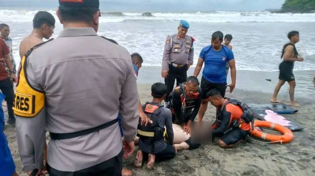 Identitas pria yang tewas terseret arus laut di Pantai Karanghawu, Cisolok, Sukabumi, akhirnya terungkap. Polisi memastikan korban merupakan WNA Afghanistan berstatus pencari suaka dan peristiwa dinyatakan murni kecelakaan laut.
