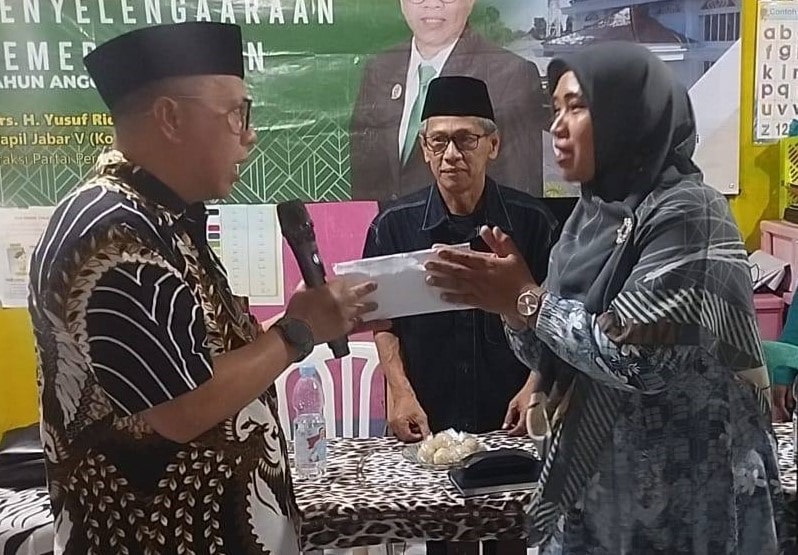 Anggota DPRD Jawa Barat Komisi I, Drs. H. Yusuf Ridwan, melaksanakan pengawasan penyelenggaraan pemerintahan sekaligus menyalurkan bantuan sarana pendidikan keagamaan kepada MDTA Nurul Hikmah di Gunung Guruh, Kabupaten Sukabumi.