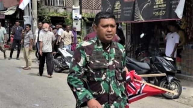 Danrem 011/Lilawangsa Kolonel Inf Ali Imran turun langsung membubarkan aksi pengibaran bendera Bulan Bintang di Lhokseumawe. Situasi terkendali.