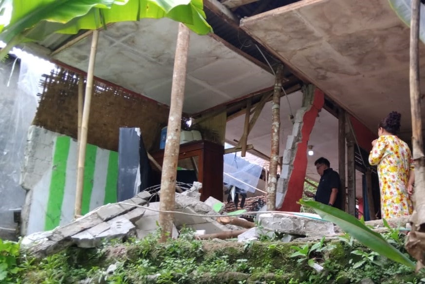 Pergeseran tanah di Kampung Gempol Sukabumi makin parah usai hujan deras. Sebanyak 101 rumah terdampak, 15 ambruk total, warga minta evakuasi darurat.