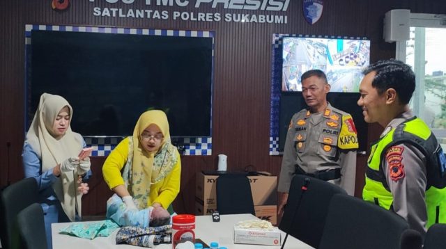 Persalinan darurat terjadi di Pos Pam Terpadu Exit Tol Parungkuda, Kabupaten Sukabumi. Personel Polres Sukabumi sigap membantu seorang ibu melahirkan bayi laki-laki dengan selamat.