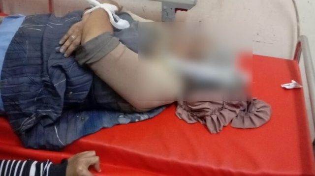 Seorang wanita paruh baya meninggal dunia saat mengikuti antrean pembagian BLT Kesejahteraan Sosial di Kantor Pos Kecamatan Cibadak, Kabupaten Sukabumi, Selasa (30/12/2025), usai mendapat penanganan medis di RSUD Sekarwangi.