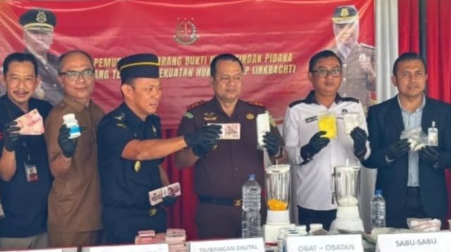 Kejaksaan Negeri Kabupaten Sukabumi memusnahkan barang bukti narkotika yang telah inkrah, terdiri dari 1,7 kilogram sabu, 231 gram ganja, serta 49.156 butir obat-obatan terlarang. Kegiatan ini menjadi bukti sinergi aparat penegak hukum dalam pemberantasan narkoba di Sukabumi.