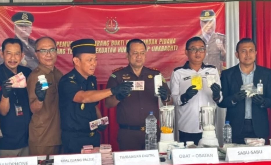 Kejaksaan Negeri Kabupaten Sukabumi memusnahkan barang bukti narkotika yang telah inkrah, terdiri dari 1,7 kilogram sabu, 231 gram ganja, serta 49.156 butir obat-obatan terlarang. Kegiatan ini menjadi bukti sinergi aparat penegak hukum dalam pemberantasan narkoba di Sukabumi.