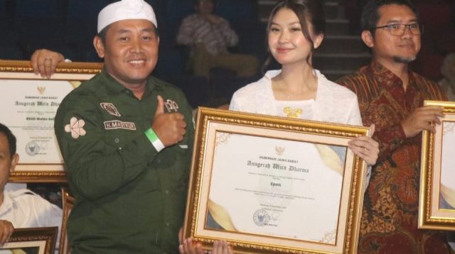 Dinas Kesehatan Kabupaten Sukabumi meraih Anugerah Wira Dharma Jawa Barat 2025 dari Gubernur KDM atas keberhasilan kemitraan paraji, bidan, dan kader kesehatan.