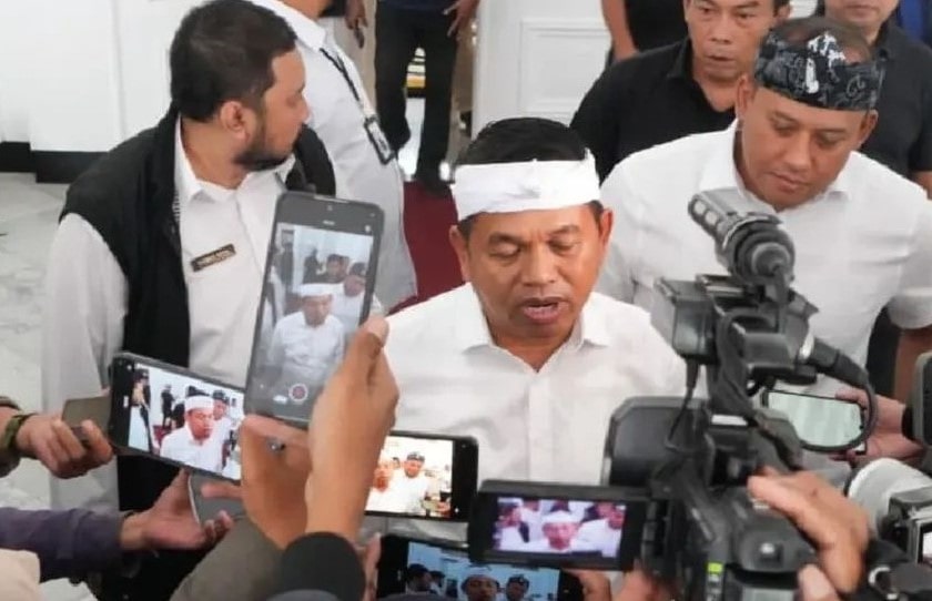 Ketua FSP LEM SPSI Jawa Barat Muhamad Sidarta menagih janji Gubernur Dedi Mulyadi terkait revisi UMSK 2026. Ia menilai kebijakan UMSK berbasis risiko kerja bertentangan dengan PP 49/2025 dan berpotensi cacat hukum.
