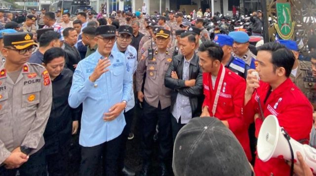 DPC GMNI Sukabumi Raya mendesak penegakan hukum atas temuan Panja DPRD Kota Sukabumi terkait pembentukan TKPP, dugaan maladministrasi, dan rangkap jabatan. Ketua GMNI Aris Gunawan menegaskan rekomendasi Panja harus ditindaklanjuti demi pemerintahan yang bersih dan akuntabel.