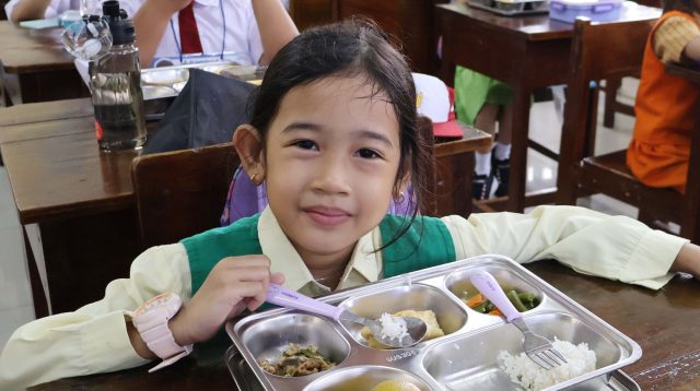 Badan Gizi Nasional menghentikan sementara distribusi program Makan Bergizi Gratis (MBG) pada awal Januari 2026 untuk persiapan teknis. Distribusi nasional kembali dimulai 8 Januari 2026.