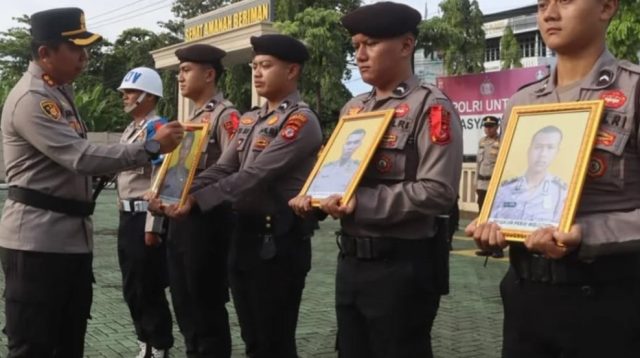 Polres Sukabumi menggelar upacara Pemberhentian Tidak Dengan Hormat (PTDH) terhadap empat personel sebagai bentuk penegakan disiplin internal.