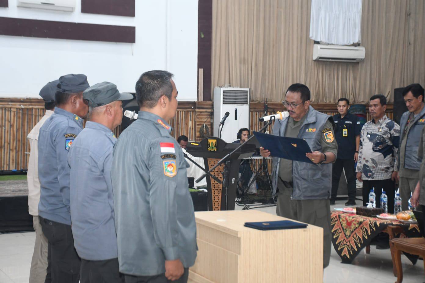 Pemerintah Kabupaten Sukabumi mengukuhkan 386 komandan regu dan 10.852 anggota Satlinmas dan Satgas Linmas untuk memperkuat ketertiban dan perlindungan masyarakat.