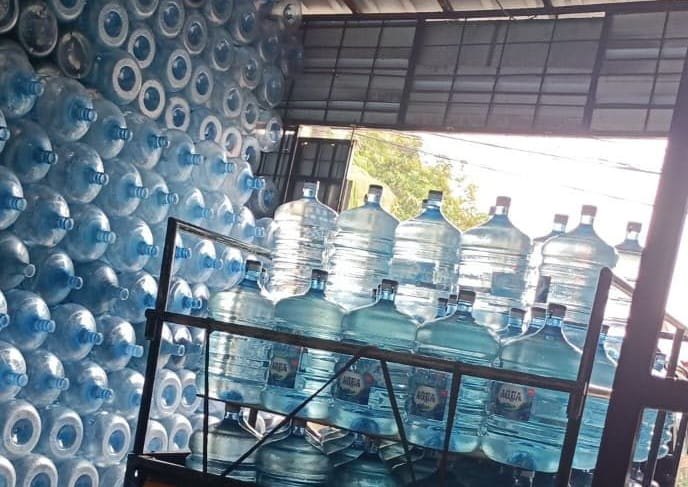 Anggota DPR RI Fraksi Partai Demokrat Iman Adinguraha menyoroti perlindungan masyarakat dan konsumen di sekitar industri AMDK Sukabumi, termasuk pajak air, CSR, dan perizinan.