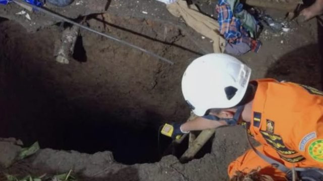 Seorang ibu rumah tangga berusia 58 tahun di Desa Cicadas, Kecamatan Cisolok, Kabupaten Sukabumi, meninggal dunia setelah terjatuh ke dalam septic tank sedalam enam meter di rumahnya.