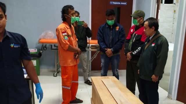 Jenazah korban kecelakaan laut yang terjadi di Pantai Goa Langir, Sawarna, Kecamatan Bayah, Kabupaten Lebak, Banten, resmi diserahkan kepada pihak keluarga pada Rabu (21/1/2026) dini hari.