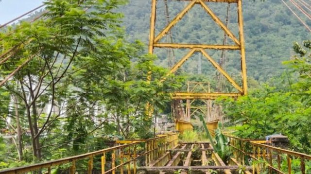 embatan Kuning Bagbagan yang membentang di atas Sungai Cimandiri, Desa Cidadap, Kecamatan Simpenan, Kabupaten Sukabumi, bukan sekadar peninggalan sejarah era kolonial Belanda. Di balik rangka besi tuanya yang masih berdiri kokoh, jembatan ini menyimpan kisah-kisah mistis yang hidup dan diwariskan secara turun-temurun oleh masyarakat setempat.