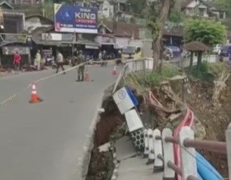 Informasi mengenai kondisi Jembatan Pamuruyan di Kecamatan Cibadak, Kabupaten Sukabumi, yang disebut mengalami amblas kembali beredar di masyarakat dan menimbulkan keresahan. Namun, Kementerian Pekerjaan Umum (PU) memastikan kabar tersebut tidak benar alias hoaks.