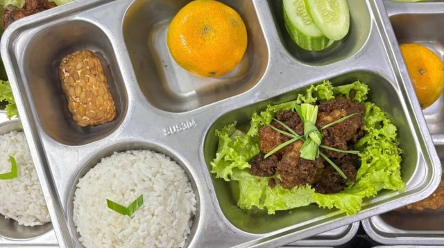 Sejumlah mahasiswa dan guru honorer menggugat UU APBN 2026 ke Mahkamah Konstitusi. Gugatan menyoroti masuknya anggaran Program Makan Bergizi Gratis ke dalam pos pendidikan yang dinilai berpotensi melanggar UUD 1945.