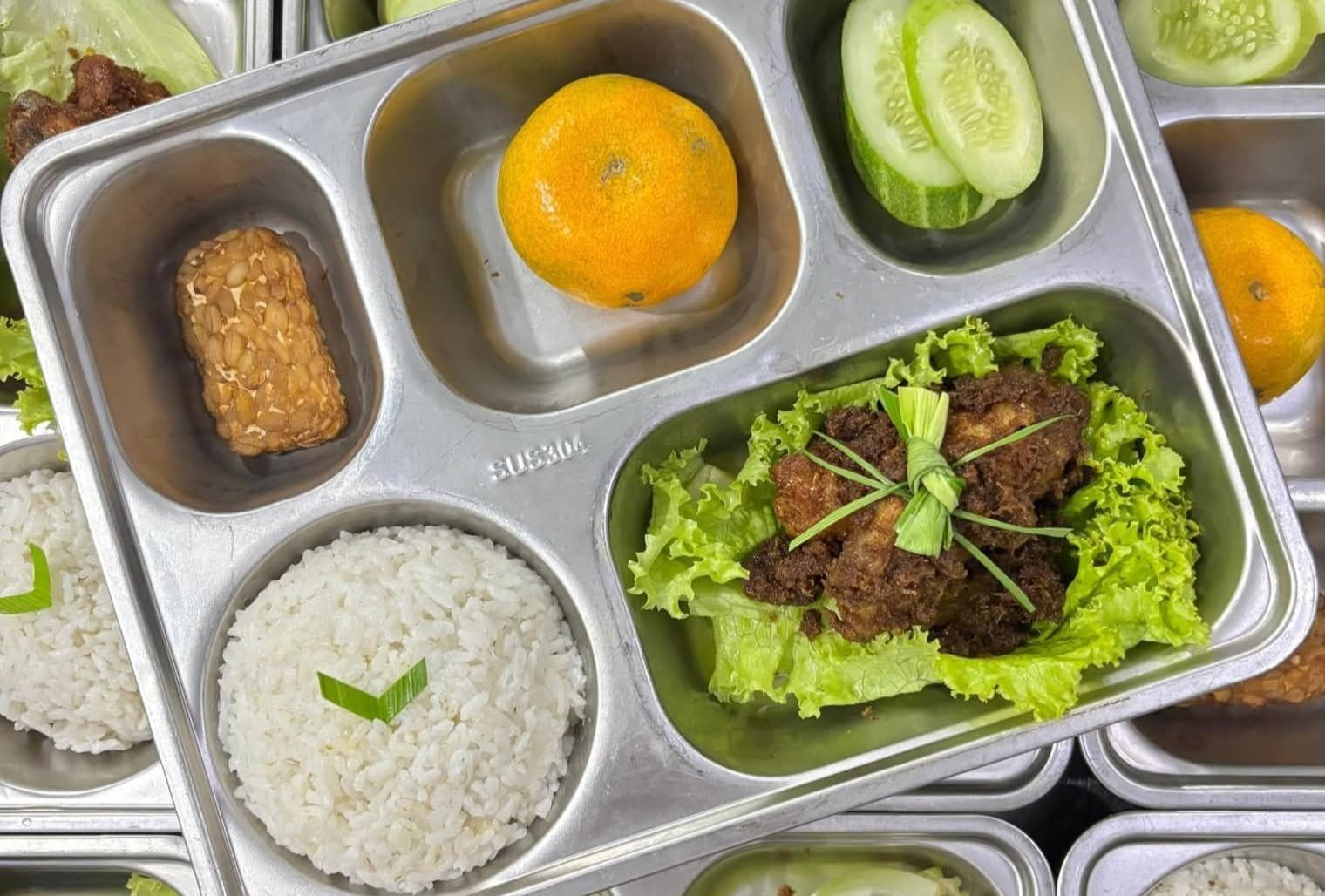 Sejumlah mahasiswa dan guru honorer menggugat UU APBN 2026 ke Mahkamah Konstitusi. Gugatan menyoroti masuknya anggaran Program Makan Bergizi Gratis ke dalam pos pendidikan yang dinilai berpotensi melanggar UUD 1945.