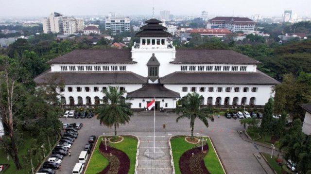 Pemprov Jawa Barat mengakui gagal membayar proyek infrastruktur senilai Rp621 miliar pada 2025 akibat pendapatan daerah hanya terealisasi 94,37 persen.