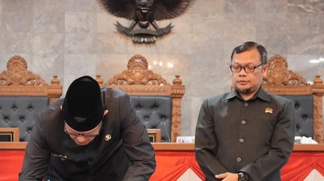 Ketua DPRD Kota Sukabumi, Wawan Juanda, menyampaikan kekecewaannya terhadap belum adanya kejelasan langkah dan keputusan konkret dari Wali Kota Sukabumi dalam menindaklanjuti rekomendasi DPRD, khususnya terkait kebijakan wakaf dan Tim Komunikasi Percepatan Pembangunan (TKPP).