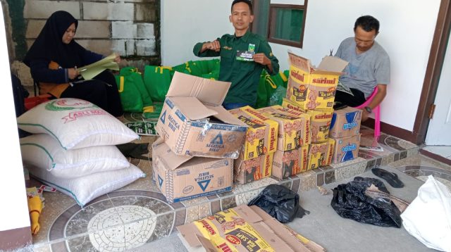 Tagana Bulan Bintang Kabupaten Sukabumi menyalurkan 100 paket sembako kepada warga terdampak banjir bandang dan longsor di Desa Cimerang Purabaya dan Desa Sukamaju Nyalindung, Selasa (6/1/2026).