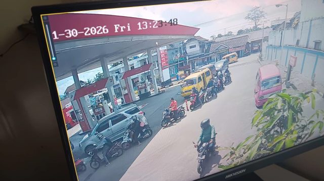 Perampokan dengan modus kempes ban terjadi di SPBU Cimuncang, Kecamatan Sukaraja, Kabupaten Sukabumi, Jumat (30/1/2026) siang. Uang tunai Rp191 juta milik Satuan Pelayanan Pemenuhan Gizi (SPPG) raib dibawa pelaku. Polisi menduga pelaku berjumlah dua orang dan kini masih melakukan penyelidikan serta memburu pelaku.