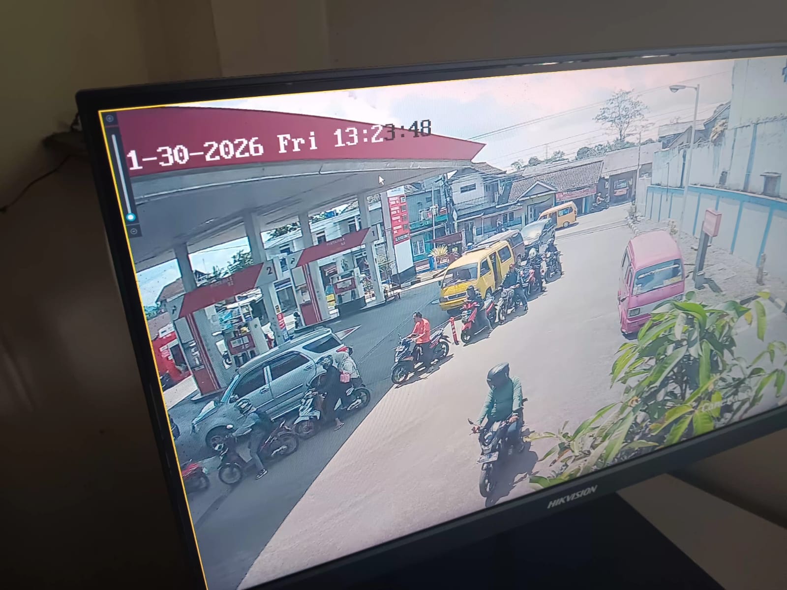 Perampokan dengan modus kempes ban terjadi di SPBU Cimuncang, Kecamatan Sukaraja, Kabupaten Sukabumi, Jumat (30/1/2026) siang. Uang tunai Rp191 juta milik Satuan Pelayanan Pemenuhan Gizi (SPPG) raib dibawa pelaku. Polisi menduga pelaku berjumlah dua orang dan kini masih melakukan penyelidikan serta memburu pelaku.