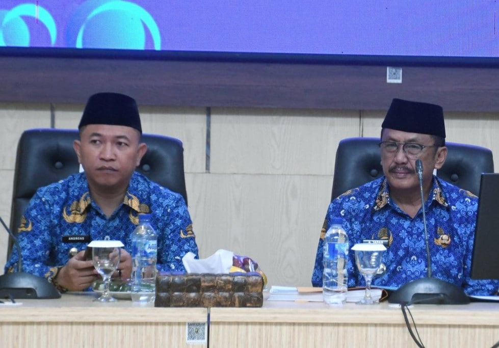 Program unggulan kesehatan satu desa satu dokter yang dijanjikan Bupati dan Wakil Bupati Sukabumi Asep Japar–Andreas kembali menjadi sorotan publik. Menjelang satu tahun pemerintahan, realisasi program tersebut dinilai belum dirasakan secara luas oleh masyarakat desa.