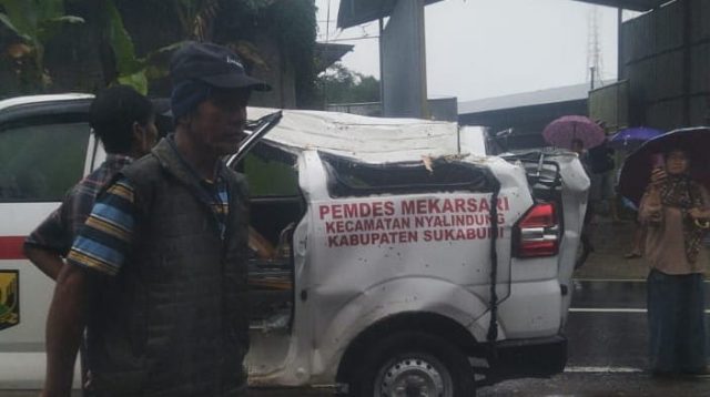 Ambulans Desa Mekarsari tertimpa pohon tumbang di Nyalindung, Sukabumi, akibat cuaca ekstrem. Tidak ada korban jiwa, dua penumpang alami luka ringan.