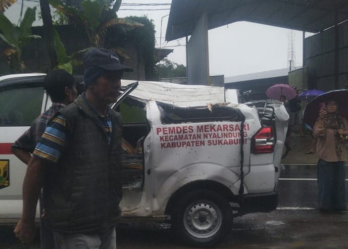 Ambulans Desa Mekarsari tertimpa pohon tumbang di Nyalindung, Sukabumi, akibat cuaca ekstrem. Tidak ada korban jiwa, dua penumpang alami luka ringan.