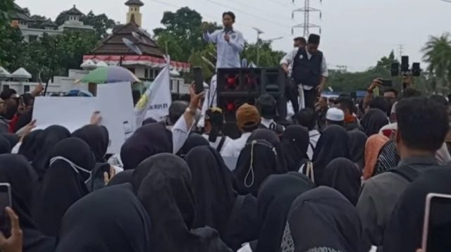Ribuan pendidik madrasah dari berbagai jenjang pendidikan di Kota Tasikmalaya turun ke jalan, mengadakan unjuk rasa secara damai di depan Bale Kota Tasikmalaya pada Senin (26/1/2026).