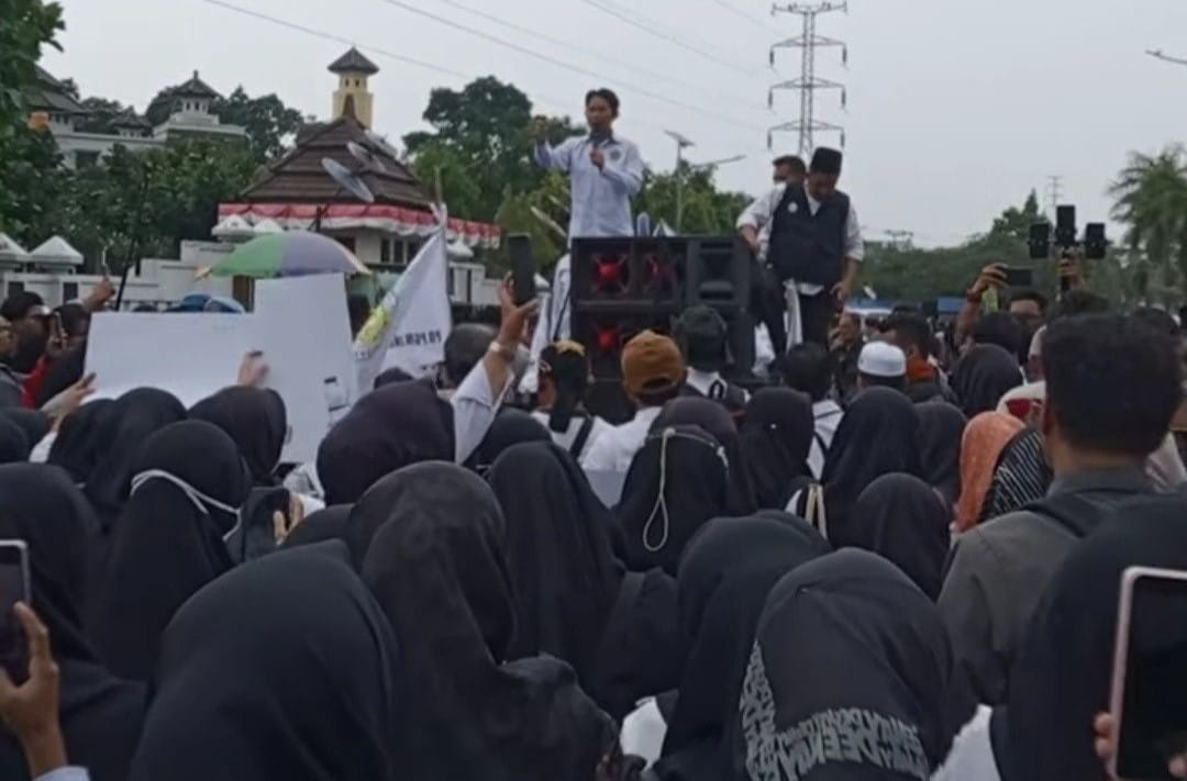 Ribuan pendidik madrasah dari berbagai jenjang pendidikan di Kota Tasikmalaya turun ke jalan, mengadakan unjuk rasa secara damai di depan Bale Kota Tasikmalaya pada Senin (26/1/2026).