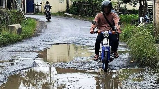 Dinas Pekerjaan Umum (PU) Kabupaten Sukabumi memprioritaskan metode pengaspalan hotmix dalam program perbaikan dan pemeliharaan jalan sepanjang tahun 2025. Kebijakan ini dinilai lebih efisien secara anggaran sekaligus mampu menjangkau lebih banyak ruas jalan.