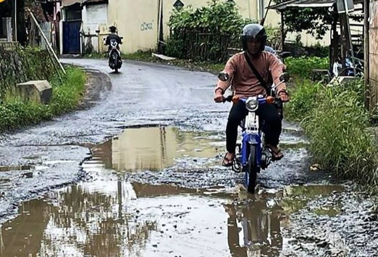 Dinas Pekerjaan Umum (PU) Kabupaten Sukabumi memprioritaskan metode pengaspalan hotmix dalam program perbaikan dan pemeliharaan jalan sepanjang tahun 2025. Kebijakan ini dinilai lebih efisien secara anggaran sekaligus mampu menjangkau lebih banyak ruas jalan.