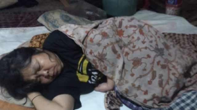 Nasib pilu dialami pasangan suami istri lanjut usia di Kampung Cigulusur, RT 007 RW 002, Desa Mekarjaya, Kecamatan Cidolog, Kabupaten Sukabumi. Jarsih (56) yang mengalami kelumpuhan harus menjalani hidup dalam keterbatasan, sementara suaminya, Baban (62), hanya bekerja sebagai kuli kebun dengan penghasilan tidak menentu.