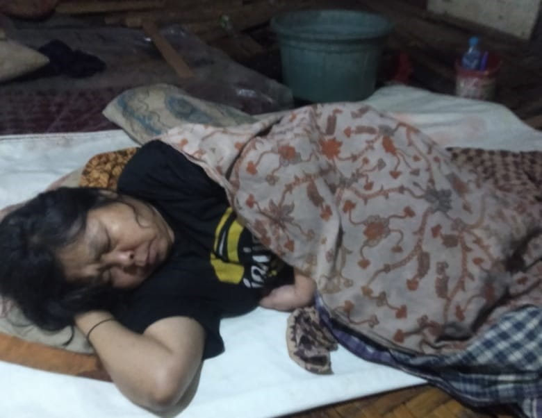 Nasib pilu dialami pasangan suami istri lanjut usia di Kampung Cigulusur, RT 007 RW 002, Desa Mekarjaya, Kecamatan Cidolog, Kabupaten Sukabumi. Jarsih (56) yang mengalami kelumpuhan harus menjalani hidup dalam keterbatasan, sementara suaminya, Baban (62), hanya bekerja sebagai kuli kebun dengan penghasilan tidak menentu.