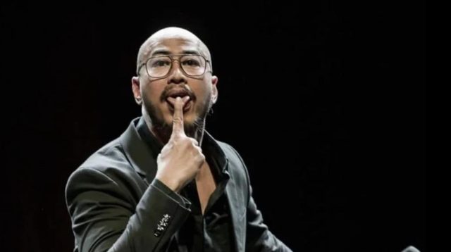 Komika Pandji Pragiwaksono dilaporkan ke Polda Metro Jaya terkait stand up comedy Mens Rea. Wapres Gibran menilai materi tersebut kritik wajar.