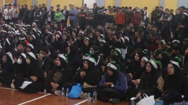 Ratusan Pegawai Pemerintah dengan Perjanjian Kerja (PPPK) Paruh Waktu yang terdiri dari guru dan tenaga kependidikan menggelar aksi damai di GOR Pemuda, Desa Sukamanah, Kecamatan Sukabumi, Kabupaten Sukabumi, Kamis (22/1/2026).