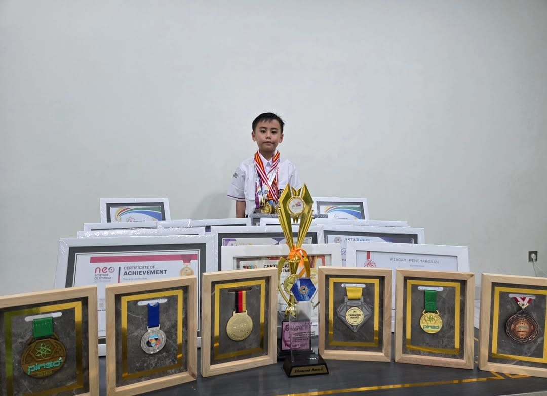 Prestasi membanggakan kembali ditorehkan pelajar asal Kota Bandung di kancah internasional. Natanael Wiraatmaja, siswa kelas 3 SDK BPK Penabur Banda Bandung, sukses meraih Juara 2 Dunia (Top 2 World) pada Grand Final Neo Science Olympiad 2025 yang berlangsung di Orlando, Amerika Serikat.