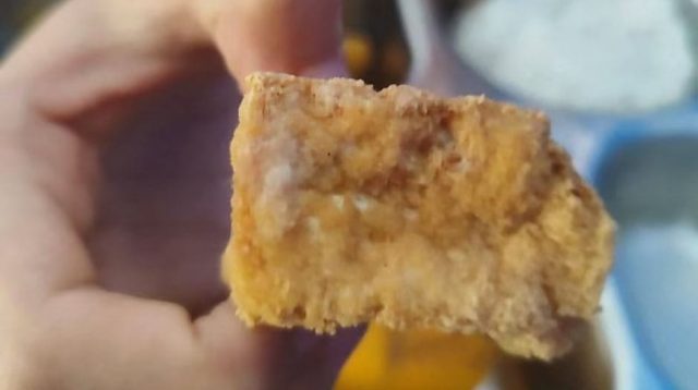 Menu Makan Bergizi Gratis (MBG) di Kecamatan Simpenan, Kabupaten Sukabumi, disorot setelah wali murid mengunggah lauk tahu berjamur dan berbau tidak sedap. Keluhan disebut sudah berulang kali terjadi hingga orang tua meminta pemerintah dan BGN melakukan sidak dapur MBG.