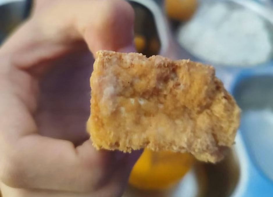 Menu Makan Bergizi Gratis (MBG) di Kecamatan Simpenan, Kabupaten Sukabumi, disorot setelah wali murid mengunggah lauk tahu berjamur dan berbau tidak sedap. Keluhan disebut sudah berulang kali terjadi hingga orang tua meminta pemerintah dan BGN melakukan sidak dapur MBG.