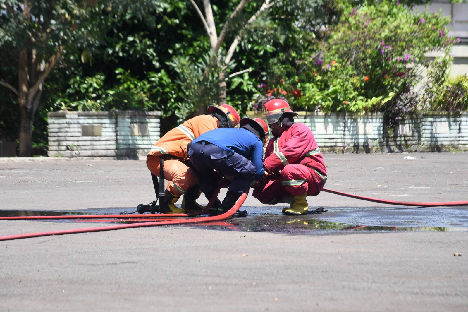 Dinas Pemadam Kebakaran dan Penyelamatan (DPKP) Kabupaten Sukabumi menggelar pelatihan dan simulasi penanganan kebakaran di Palabuhanratu guna meningkatkan kesiapsiagaan dan kecepatan respons personel.