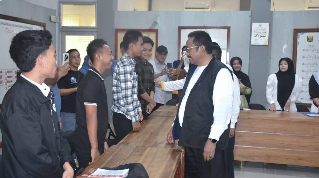 Pemerintah Kabupaten Sukabumi bersama Universitas Nusa Putra menggelar tes tertulis Beasiswa Bupati Sukabumi 2026 di 23 titik lokasi. Program ini membuka peluang bagi pelajar berprestasi untuk kuliah di kelas internasional.