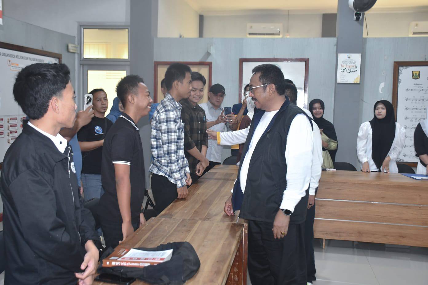 Pemerintah Kabupaten Sukabumi bersama Universitas Nusa Putra menggelar tes tertulis Beasiswa Bupati Sukabumi 2026 di 23 titik lokasi. Program ini membuka peluang bagi pelajar berprestasi untuk kuliah di kelas internasional.